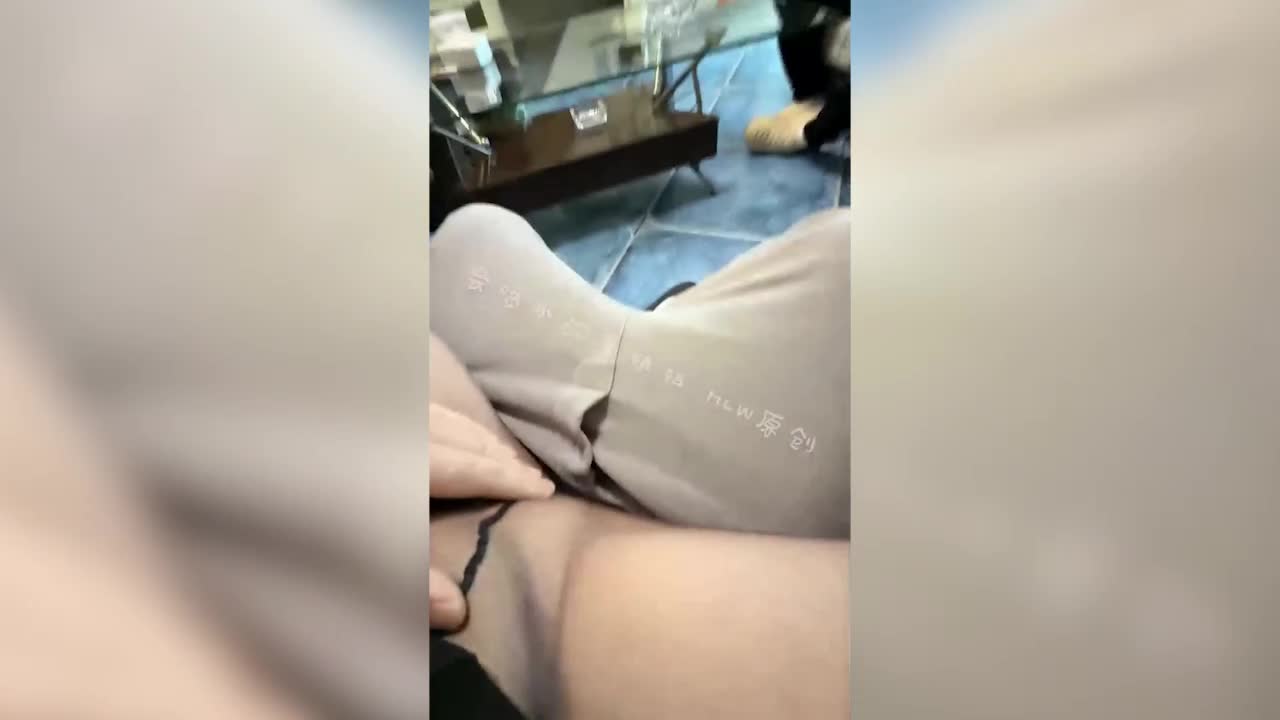 【會噴水的親姐姐】讓姐姐體驗當外賣員送逼上門的一天，葫蘆娃粉絲兄弟出價5000塊只為親眼見證姐姐噴水 - AV大平台 - 中文字幕，成人影片，AV，國產，線上看