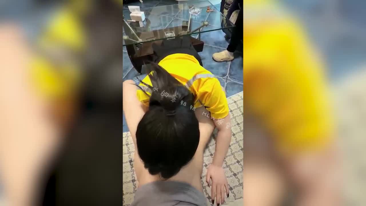【會噴水的親姐姐】讓姐姐體驗當外賣員送逼上門的一天，葫蘆娃粉絲兄弟出價5000塊只為親眼見證姐姐噴水 - AV大平台 - 中文字幕，成人影片，AV，國產，線上看