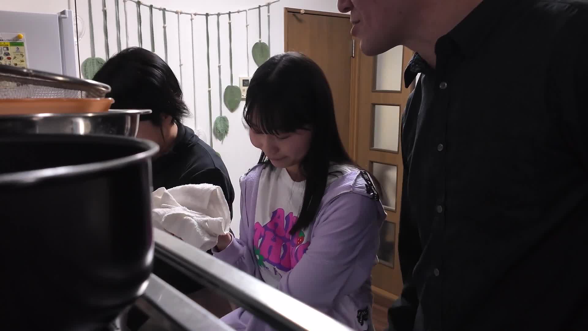 從她初潮那天起…女兒就遭受父親亂倫關係的反覆侵犯和虐待。悠悠、桃花、柚子 - AV大平台 - 中文字幕，成人影片，AV，國產，線上看