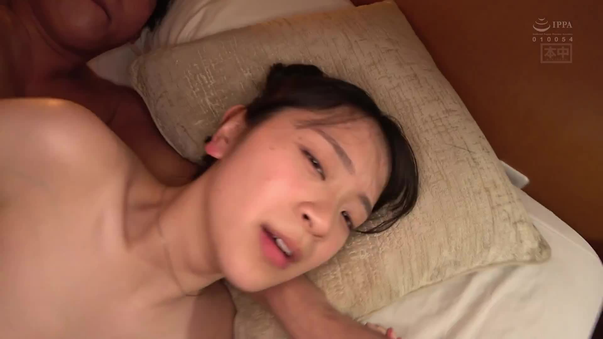即使這樣的世界，最讓人心情愉快的是那個比任何人都更加開心的純正美少女，和她第一次約會時，感覺自己也變得活力十足，但當進入旅館後，她卻展現出性慾強烈的一面，於是我們一直到天亮都在亂倫中交織。秋山美杏 - AV大平台 - 中文字幕，成人影片，AV，國產，線上看