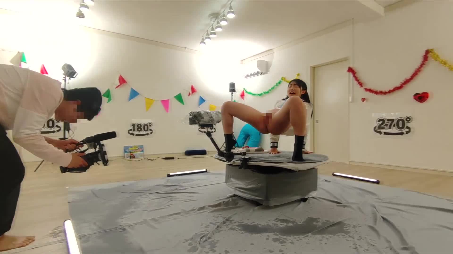 素人綜藝 女子○生限定！尿尿世界一周！潮水噴射360度旋轉獲得10萬日元！連續噴射提高感度的未成熟穴穴被成人巨大陰莖連續潮水噴射無法停止！！ - AV大平台 - 中文字幕，成人影片，AV，國產，線上看