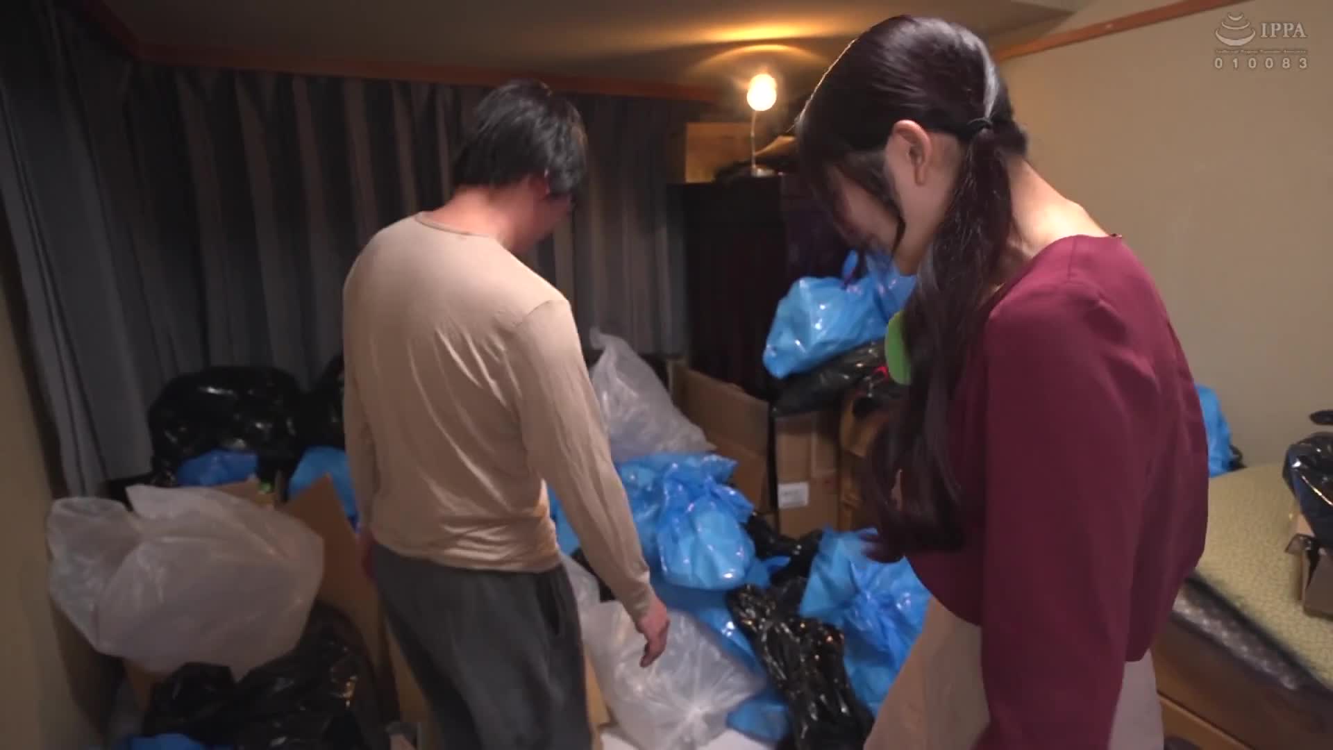 一般男女監控AV 大學女生志向成為主播的女學生挑戰困擾鄰居的垃圾堆報導！ 在採訪中已有10年以上沒有發生性行為的性慾高漲叔叔失控並散發著異味的髒生殖器現場即時插入！ 持續使用黏膩抽插直到將積存的精液全部射入不斷的連續內射… - AV大平台 - 中文字幕，成人影片，AV，國產，線上看