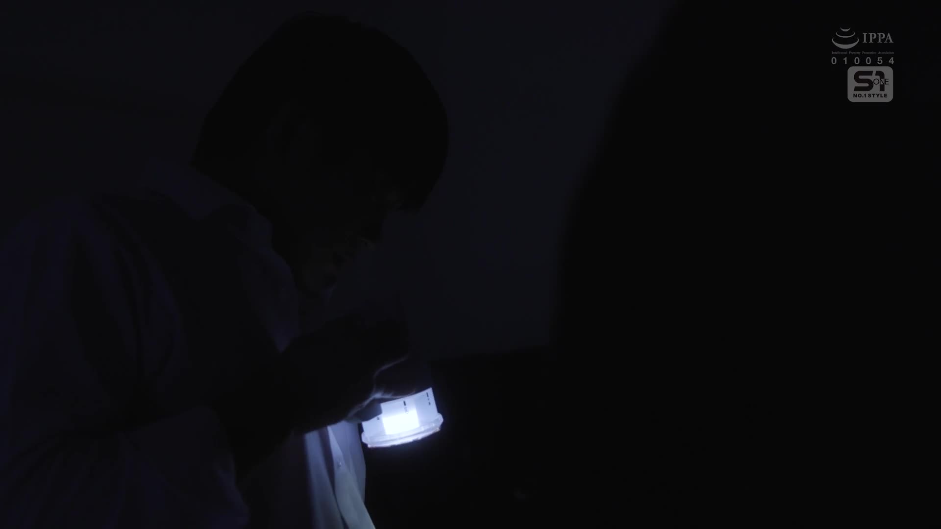大停電的夜晚...美麗上司和我倆獨處，對她的巨乳和性感迷戀失控，在黑暗中失去理智，直到天亮前一整晚射精不停 金松季歩 - AV大平台 - 中文字幕，成人影片，AV，國產，線上看