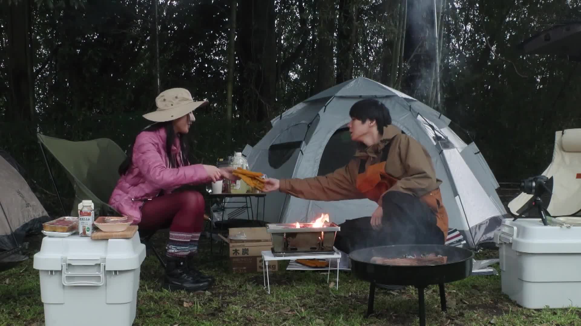 在露營地和五年沒見的同學再次相遇，現在已成為人妻的北野未奈，在營火的照耀下，側面顯得格外妖艷，在丈夫不知情的情況下，他們彼此相愛了三天三夜。 - AV大平台 - 中文字幕，成人影片，AV，國產，線上看